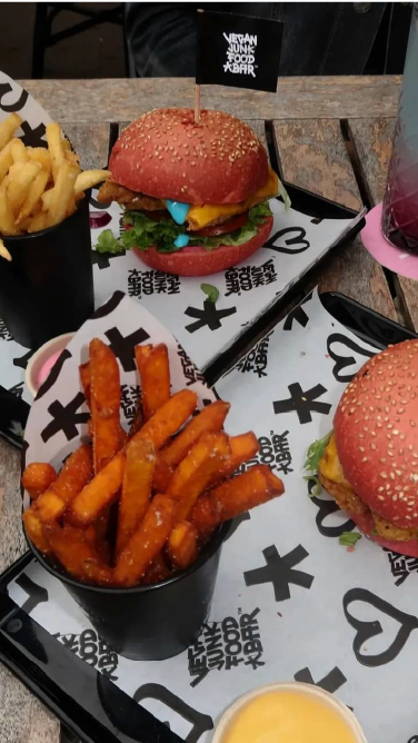 foto van vegan junkfood bar burgers en frietjes